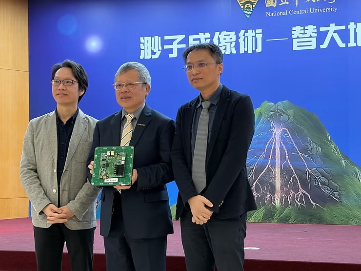 照片左至右:地科系陳建志教授、蕭述三校長、物理系郭家銘教授。圖/理學院