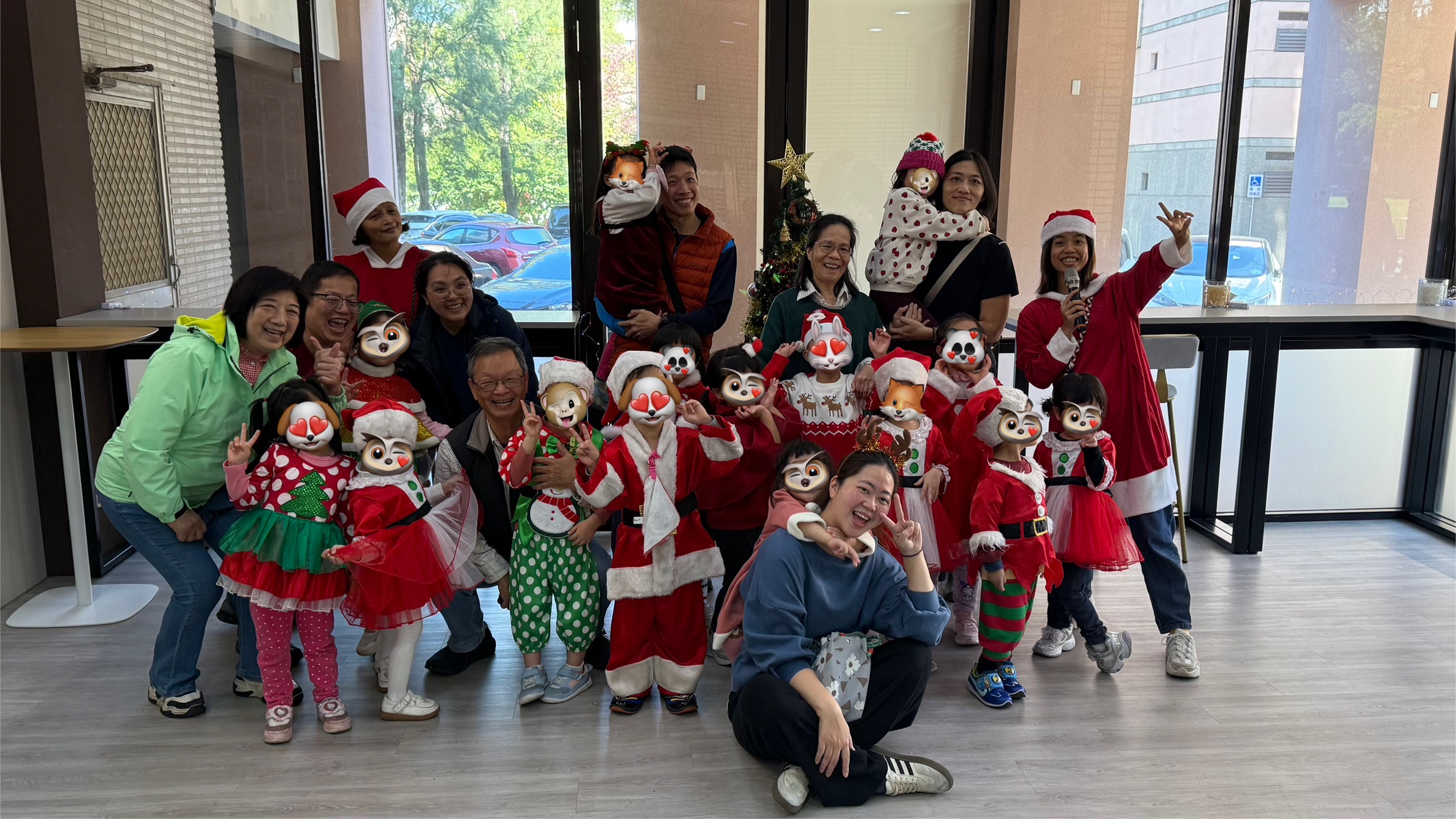  中大幼兒園來理學院聖誕報佳音