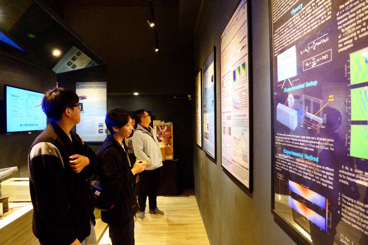 高中生參訪物理系實驗物理展示室。