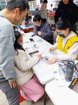 家長與孩童共同體驗量子井字棋