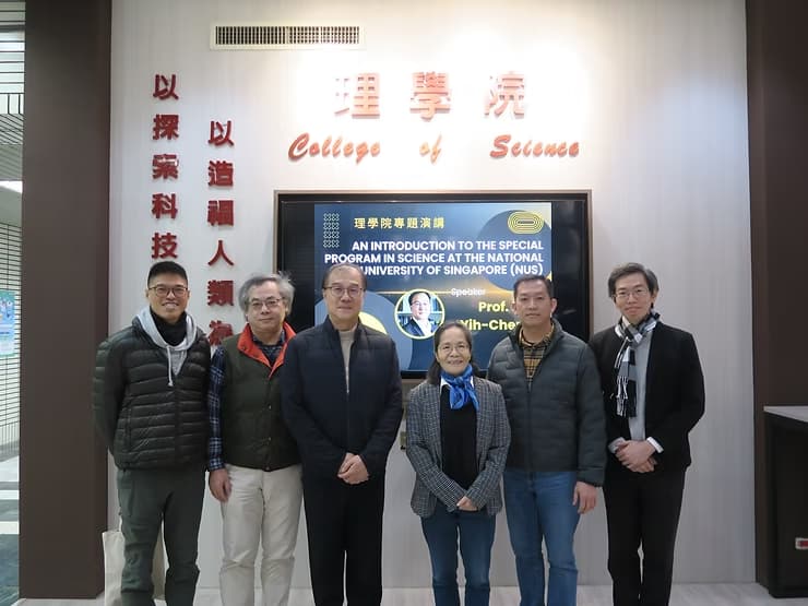 大合照。新加坡大學Prof. Liou Yih-Cherng主任 (左三) 與 理學院院長(右三)、物理系陳俞融主任(右二)、化學系吳國暉老師(右一)、理學院學士班楊宗勳主任(左二)、光電系王智明老師(右一) / 理學院提供