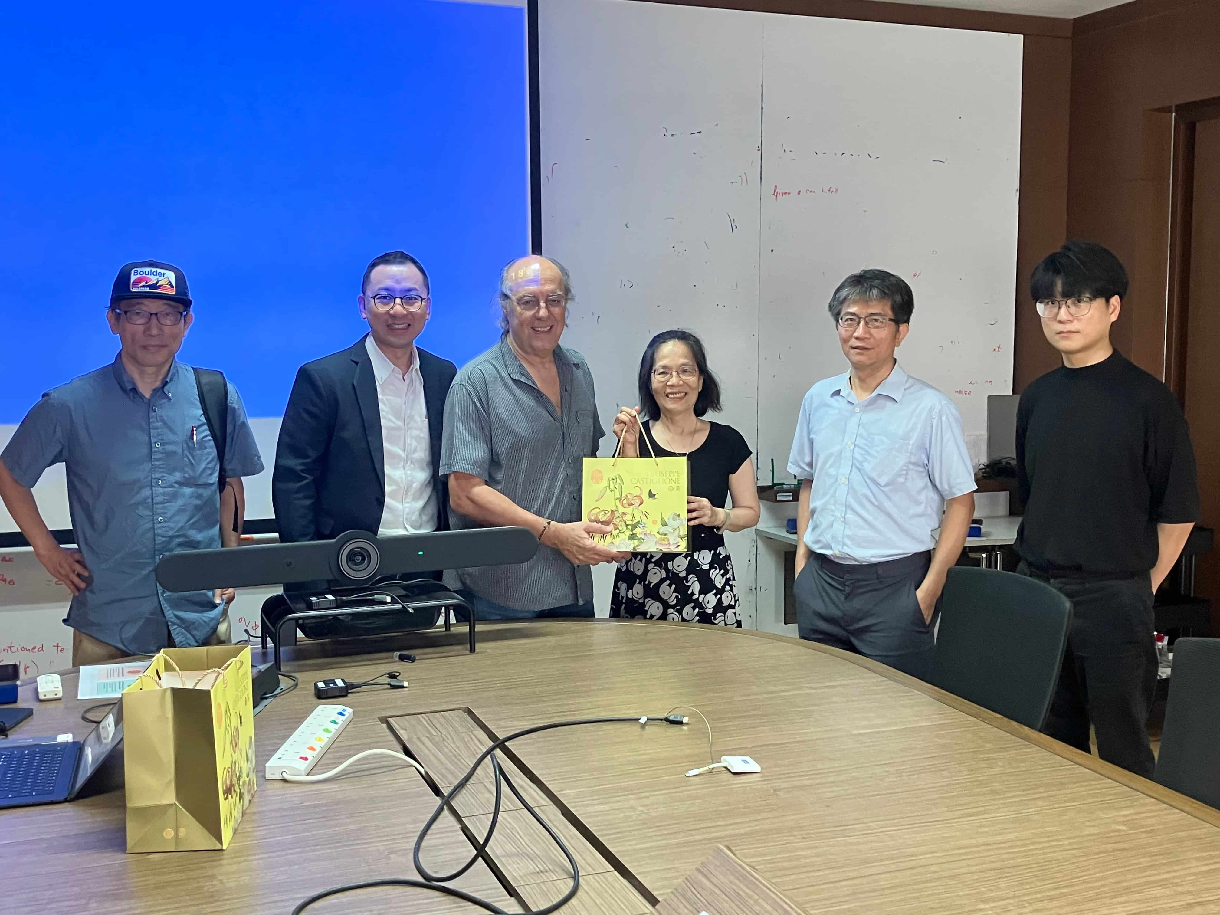 中央大學理學院院長吳春桂教授帶領的量子技術中心成員參訪新加坡國立大學量子技術中心(CQT),與CQT主任 José Ignacio Latorre 教授合影
