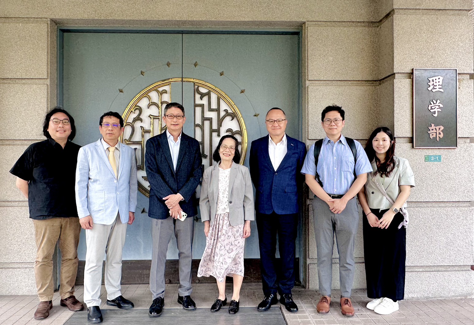 大合照。日本廣島大學安倍院長(左三)、本校理學院吳春桂院長(左四)、化學系蔡惠旭主任(左二),以及化學系謝發坤老師(右三)。