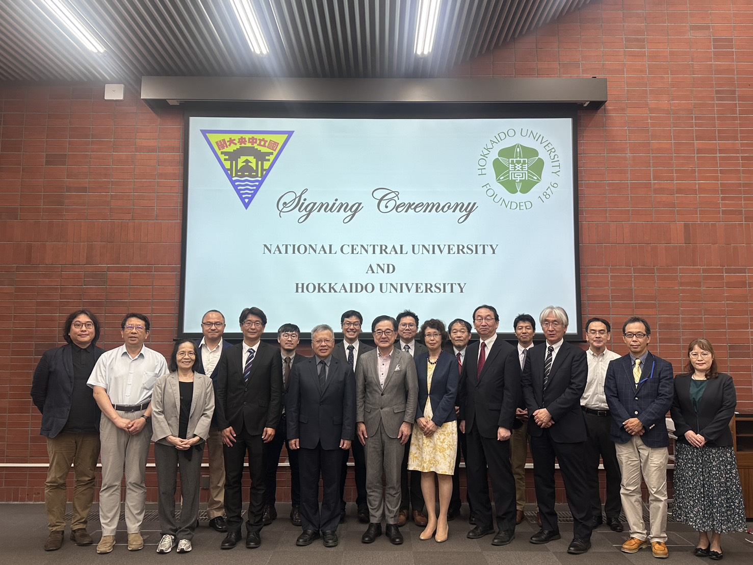 大合照。中央大學蕭述三校長(左七)、理學院吳春桂院長(左三)、化學系蔡惠旭主任(左二),以及化學系謝發坤老師(左四)。