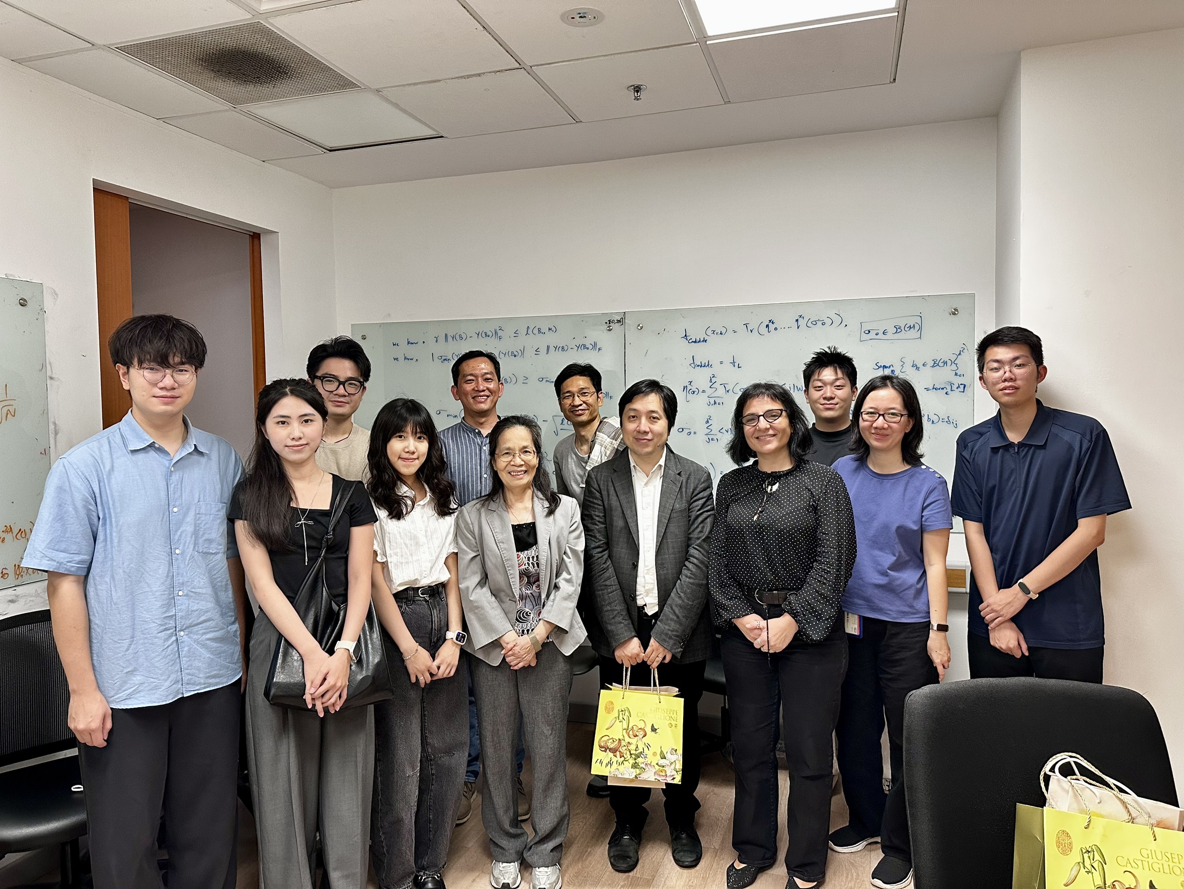 中央大學理學院吳春桂院長(左四)與南洋理工大學量子中心 (Nanyang Quantum Hub, NQH) GU Mile主任(左五)、Annalisa Bruno教授(左六)大合照。圖/理學院提供