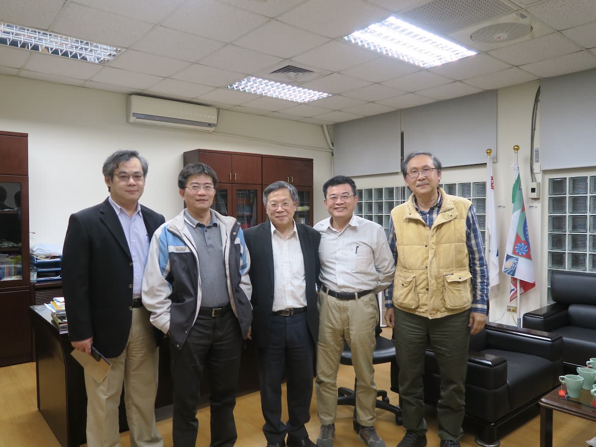 合影左至右：光電系楊宗勳主任、光電系陳彥宏教授、台大IBM量子電腦中心張慶瑞主任、理學院林宗泰院長、中國文化大學光電物理學系程思誠教授。