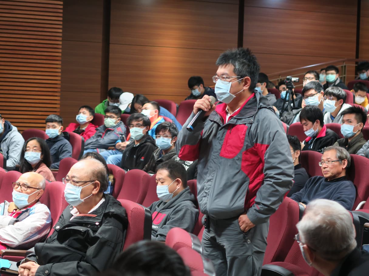 講座提問相當踴躍，來自各系的師生對張慶瑞主任的演講都抱持極大興趣。