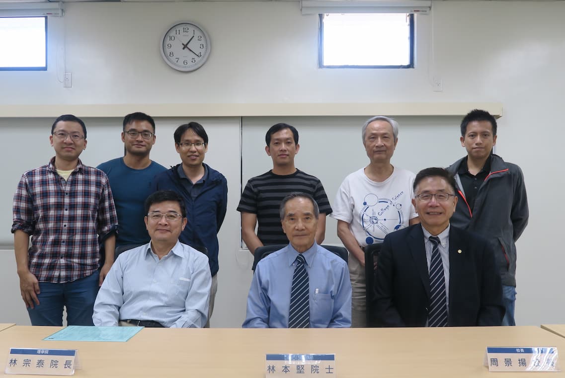 理學院院長林宗泰邀請林本堅院士、周景揚校長以及眾位與會老師一同出席本場演講活動。