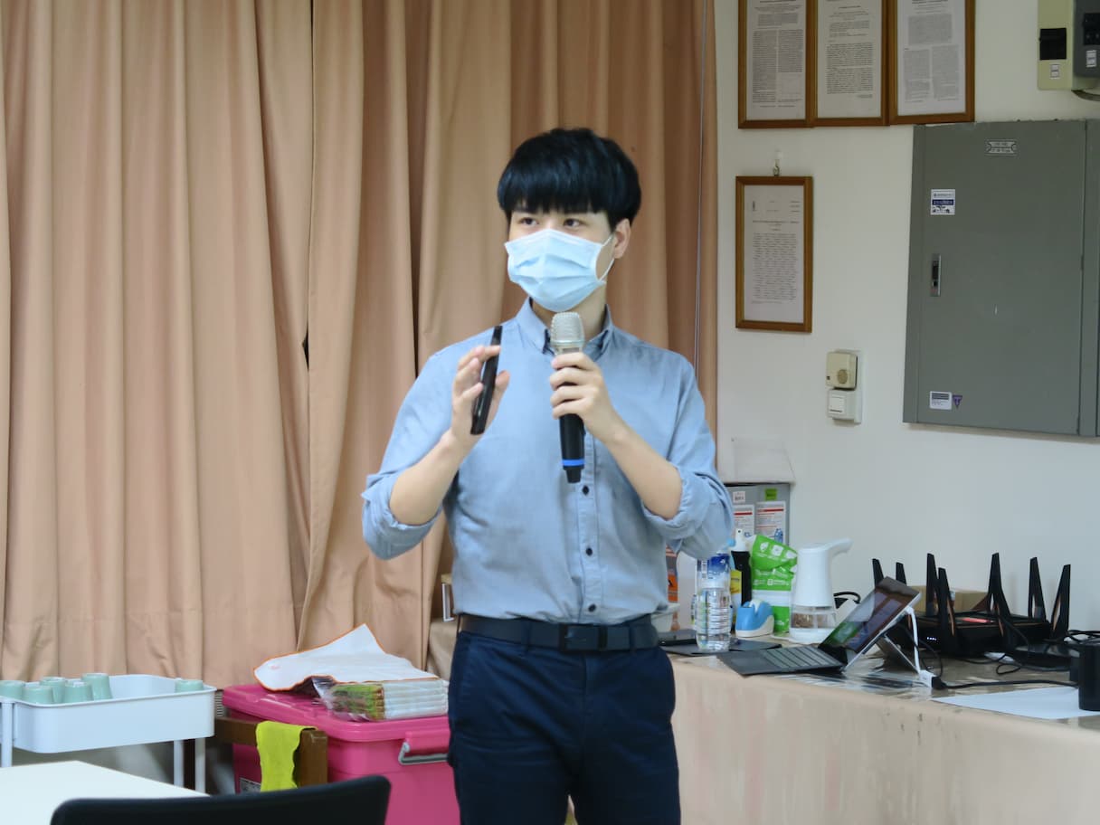 秉儒博士深談有關長距離量子通訊的解決方案。
