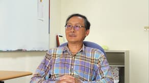 程思誠教授畢業於耶魯大學應用物理所,但其實程教授也是本校物理學系的大學長喔!