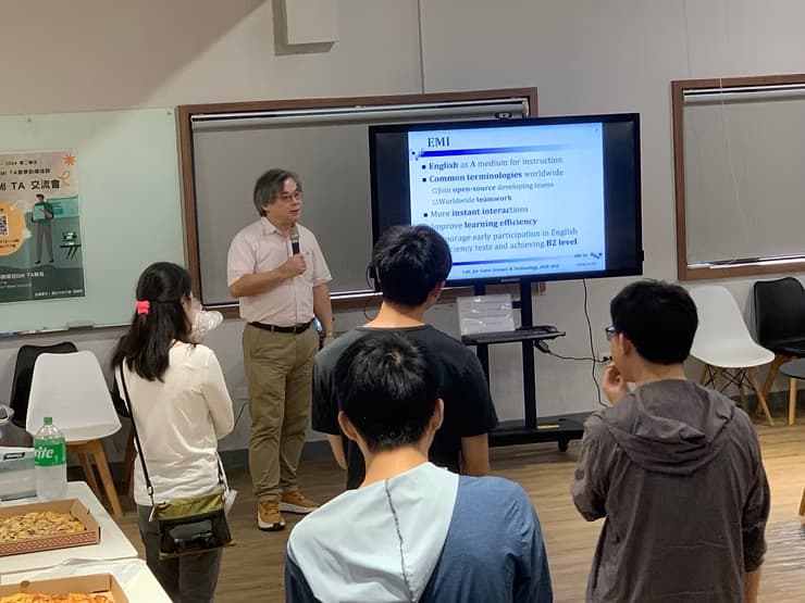 楊副院長與EMI助教們解釋EMI教學的初衷