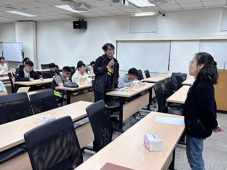 EMI助教們分享所遇困難。