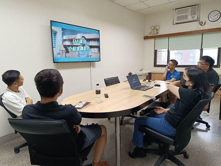 物理系社群成員討論畫面。