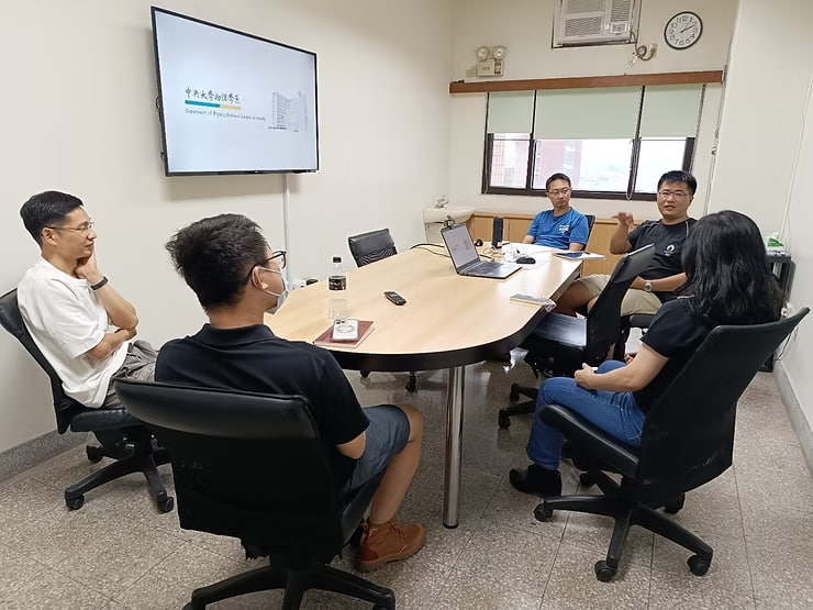 物理系社群成員討論畫面。