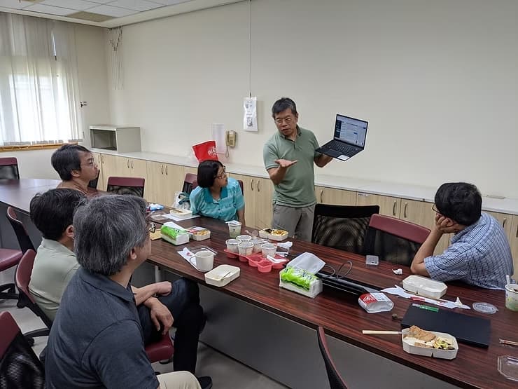 鍾德元老師演示AI程式如何進行師生互動和輔助學生課後複習所遇到的問題