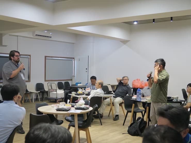 光電系鍾德元老師提問