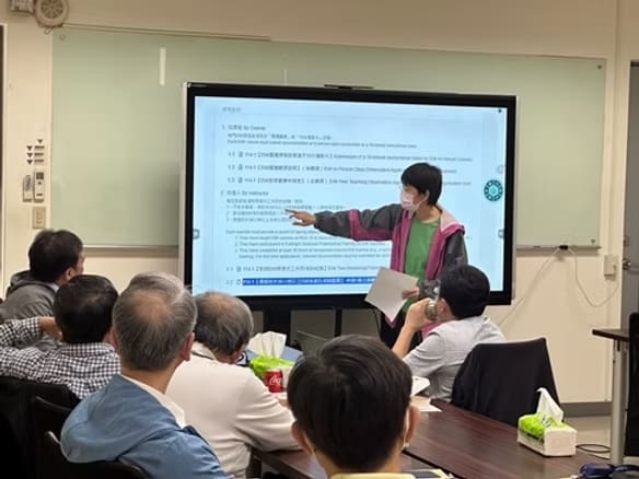 張瑞芬老師與系上老師說明畫面。