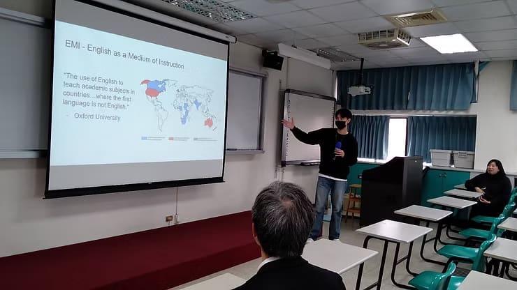 Fulbright EMI Advisor Matthew Tao以投影片說明EMI 的定義與其全球分布情況。圖/化學系提供。