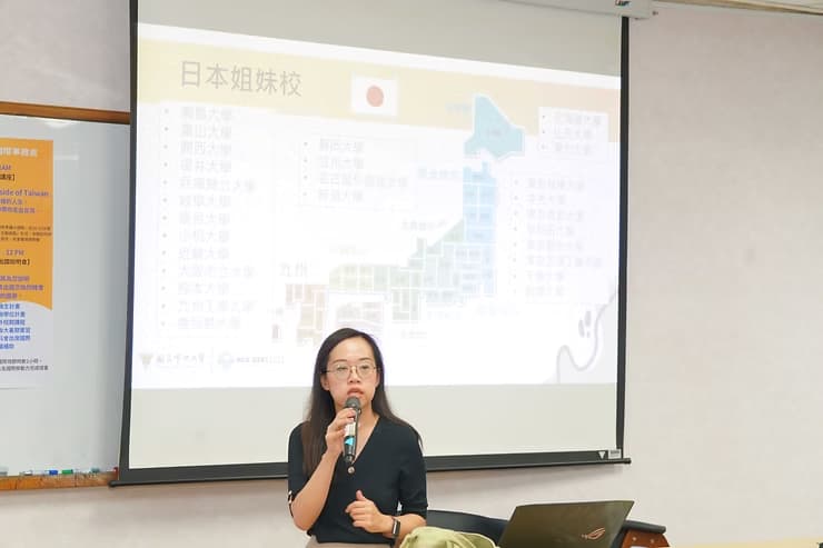 國際處同仁解說本校各項出國管道。