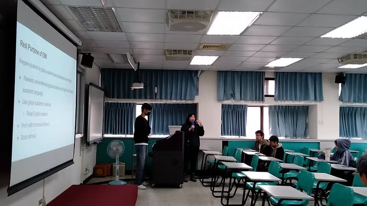 Matthew Tao說明EMI真正目的是透過英語作為媒介創造「自然的英語接觸環境」,進而提升英語接觸量與培養聽力理解,強化專業領域的英語詞彙。Shelley Tai透過自身工作經驗分享鼓勵學生學習英文,有助於日後就業。圖/化學系提供。