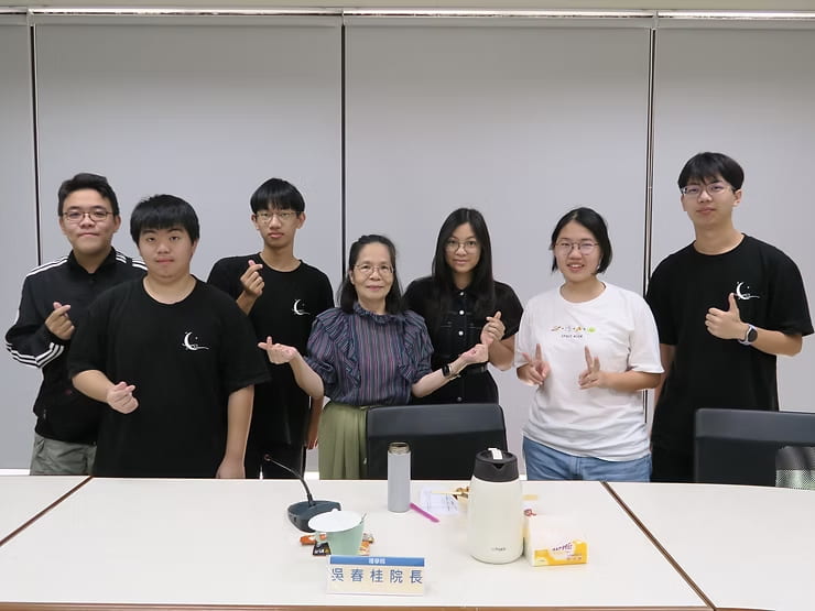 吳院長(正中間)與學士班大二英文組同學們合照。