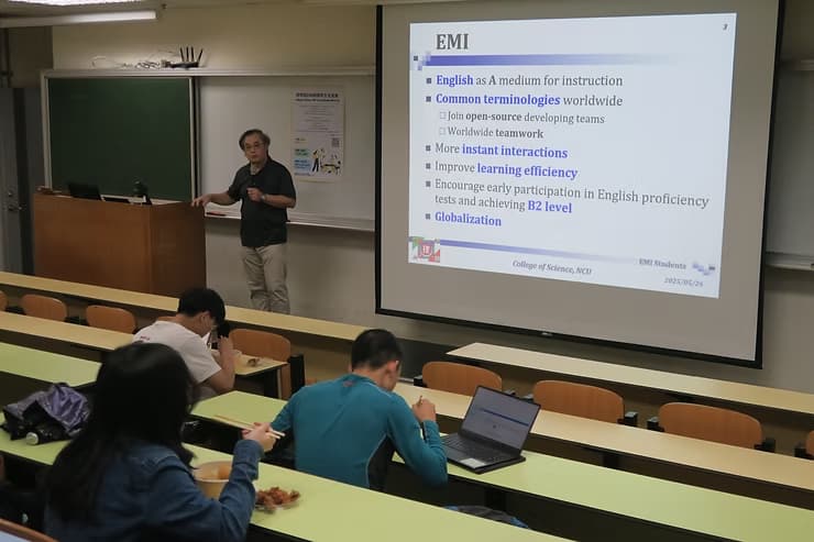 副院長解說EMI教學概念。