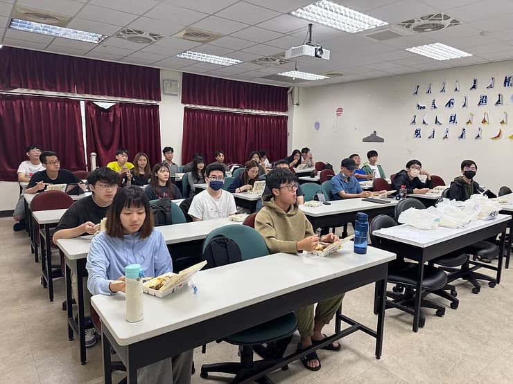 統計所上EMI社群學生一同分享EMI修課經驗。