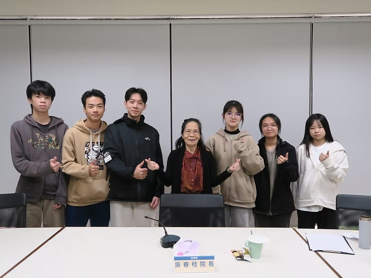 吳院長(正中間)與學士班大一英文組同學們合照