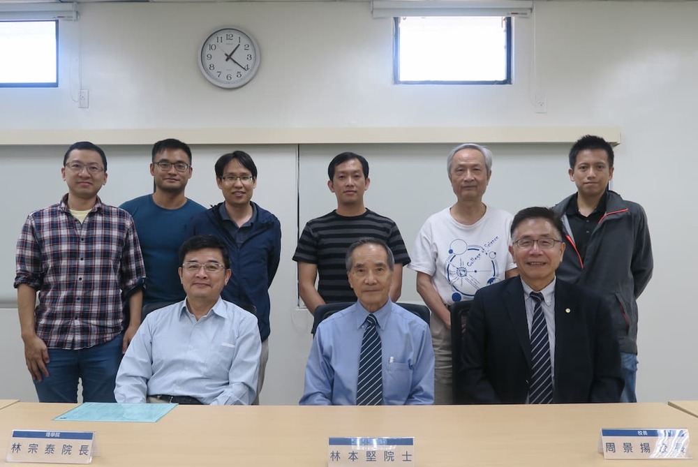 理學院院長林宗泰邀請林本堅院士、周景揚校長以及眾位與會老師一同出席本場演講活動。
